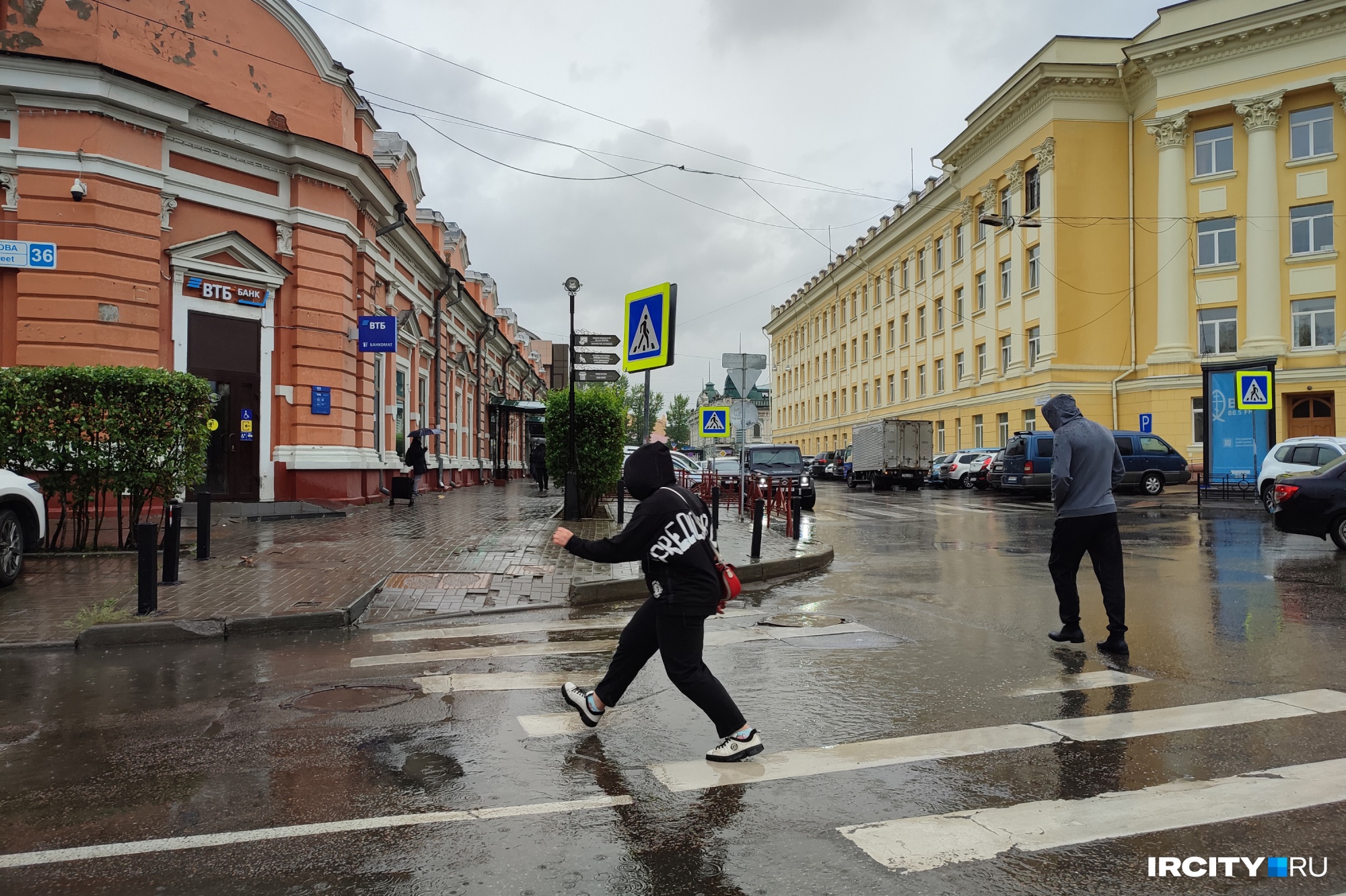 И пешеходы в лучшем случае вынуждены обходить глубокие лужи И пешеходы в лучшем случае вынуждены обходить глубокие лужи