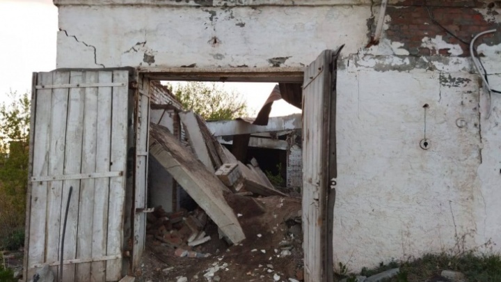 В Агаповском районе снесли заброшенное овощехранилище, где погиб ребенок
