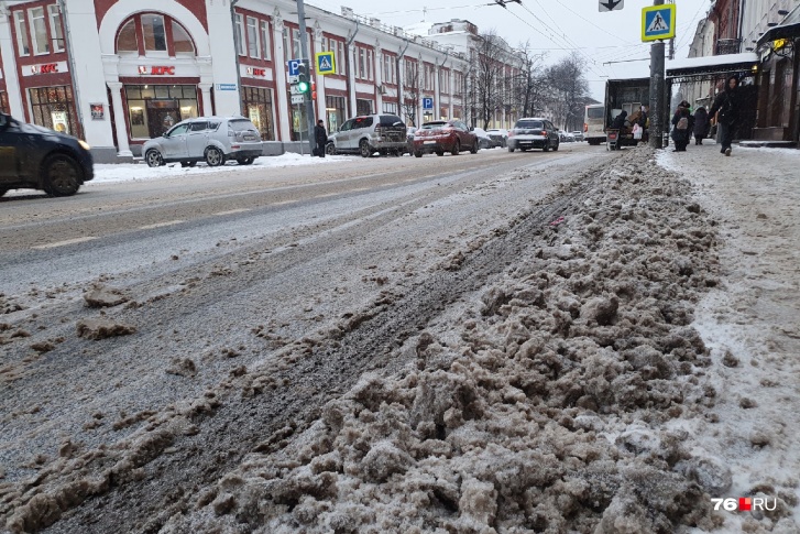 Снежная каша лежит на дорогах даже в центре города