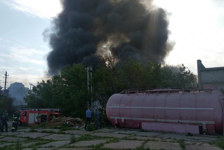 Пожар на складе локализовали в 08:18