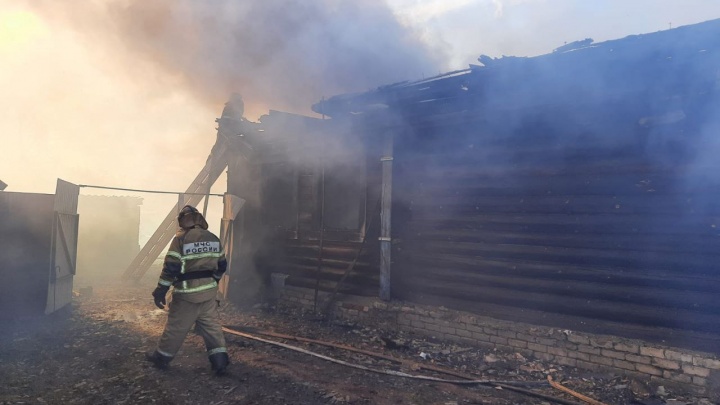 Пять жилых домов загорелись в Ардатовском районе. На месте работают 60 спасателей