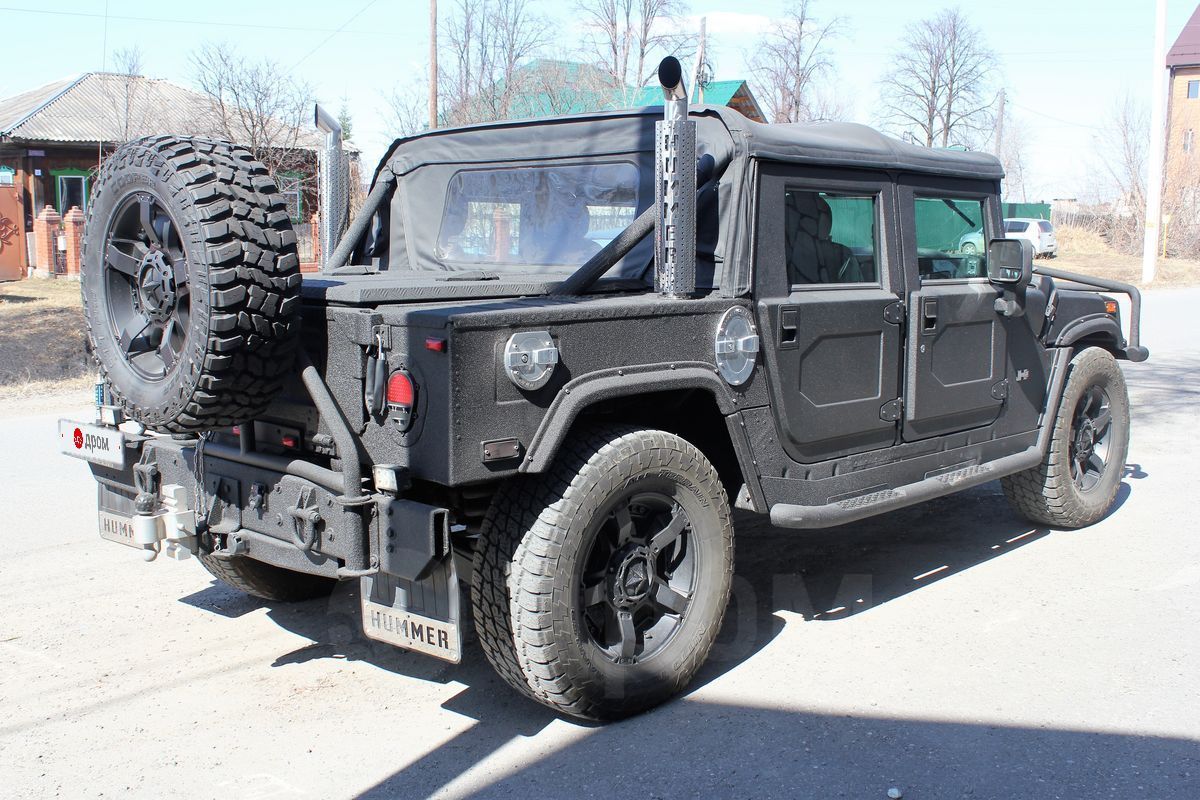 Автомобиль Hummer изначально придумывали для армии США, но позже сделали гражданские версии Автомобиль Hummer изначально придумывали для армии США, но позже сделали гражданские версии