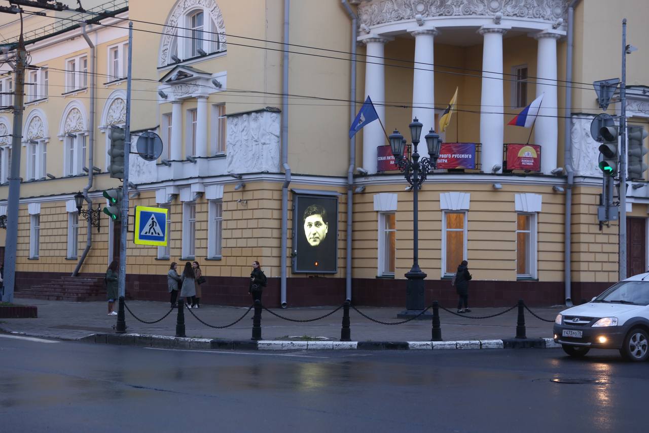Вместо афиши на фасадах Волковского вывесили фотографии Сергея Пускепалиса