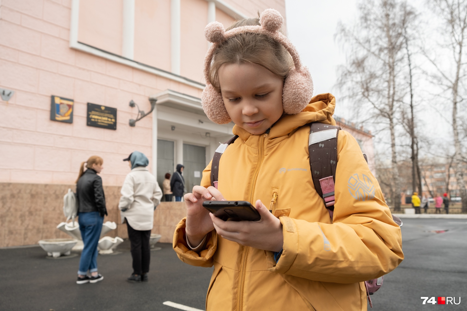 Телефон на улице. Школьники с гаджетами. Ребенок с телефоном. 10 Летний школьник. Дети с телефонами в школе гаджеты.