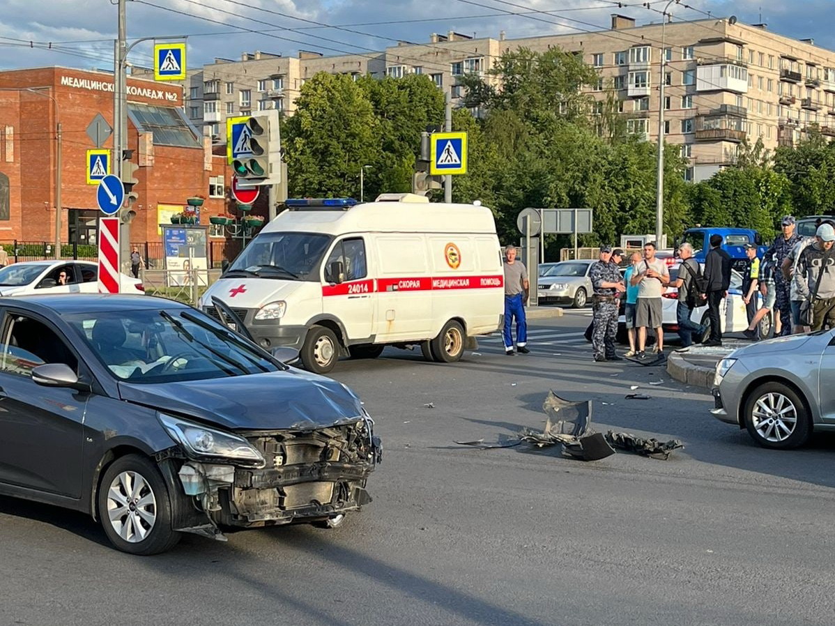 На Партизана Германа «Солярис» вылетел на тротуар, сбил пешехода и оседлал  урну | 05.07.2022 | Санкт-Петербург - БезФормата