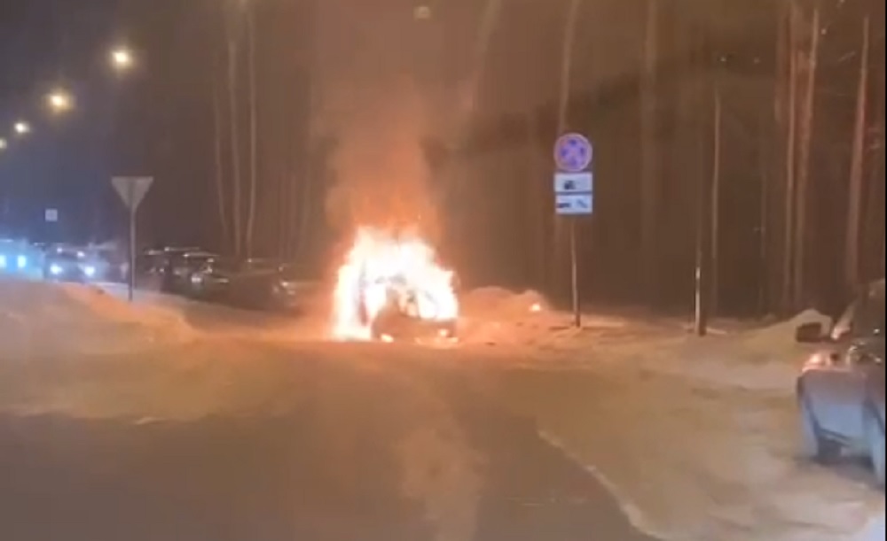 В Светлом сгорела машина, припаркованная на обочине дороги