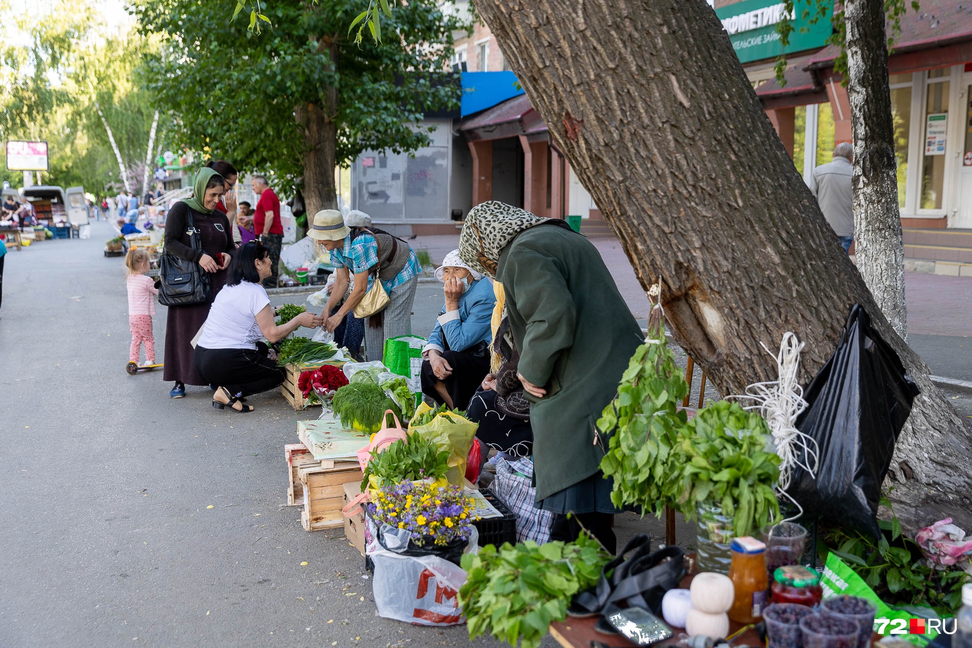 Впрочем, не заметить этот мини-рынок под открытым небом невозможно Впрочем, не заметить этот мини-рынок под открытым небом невозможно