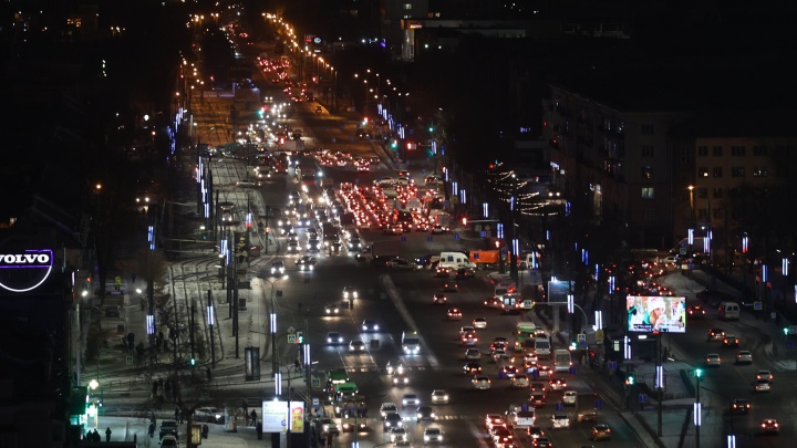 Челябинск в вечерний час пик встал в рекордные с начала зимы заторы