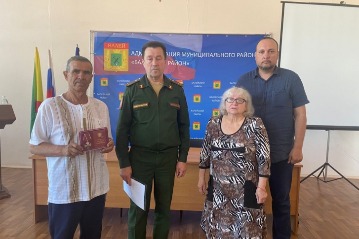 Награду вручили матери погибшего майора Татьяне Мартюшевой и отцу Прокопию Мартюшеву Награду вручили матери погибшего майора Татьяне Мартюшевой и отцу Прокопию Мартюшеву