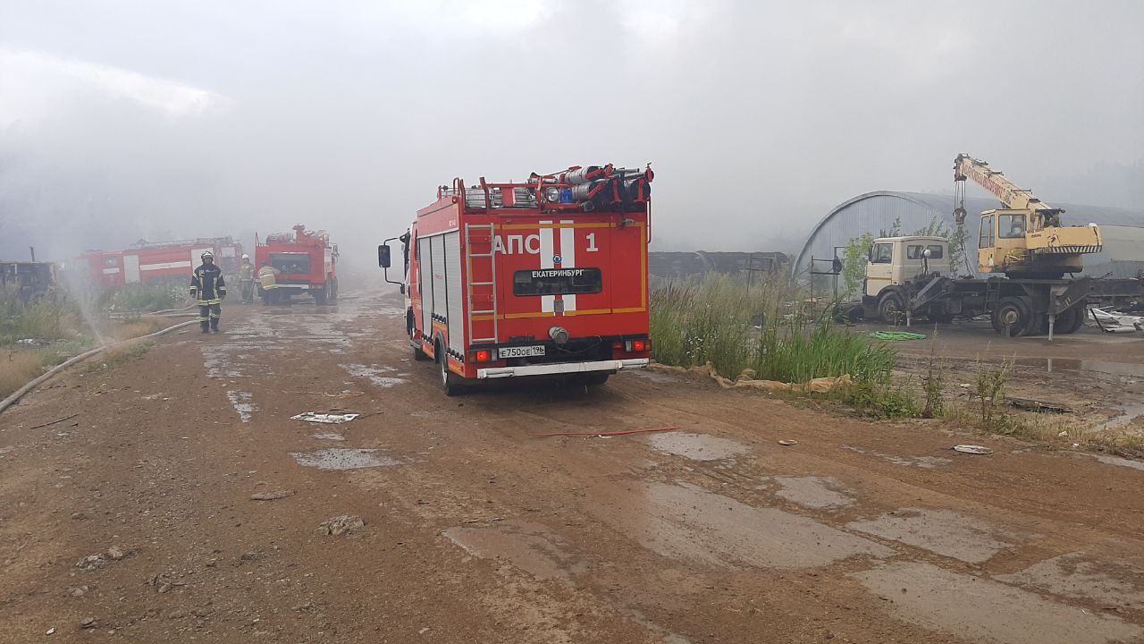 Жуткий пожар на свалке в Березовском вырос в 3 раза: участок начали заваливать землей
