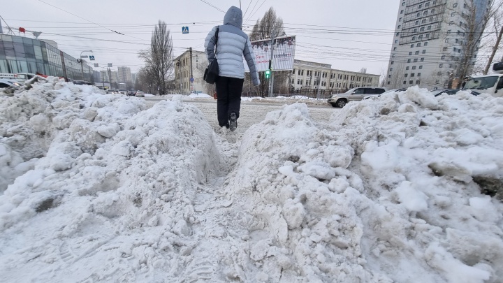 Буксовали машины и люди: смотрим на последствия снегопада в Самаре