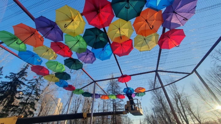 Успевайте сделать фото: в детском парке Кургана появился арт-объект из зонтиков, но ненадолго