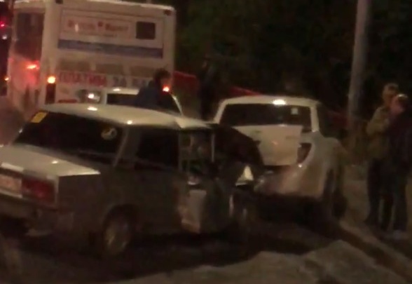 «Подъехали пожарные и реанимация»: в Ярославле произошло массовое ДТП с автобусом. Видео