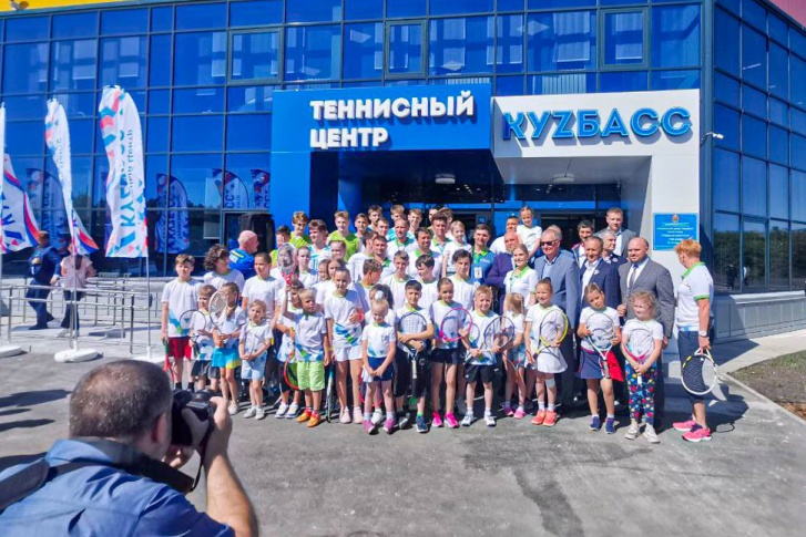 На открытии присутствовали представители теннисного спорта и чиновники На открытии присутствовали представители теннисного спорта и чиновники