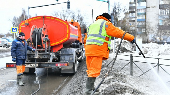 В Ярославле в местах вероятных подтоплений начали чистить ливневки и колодцы