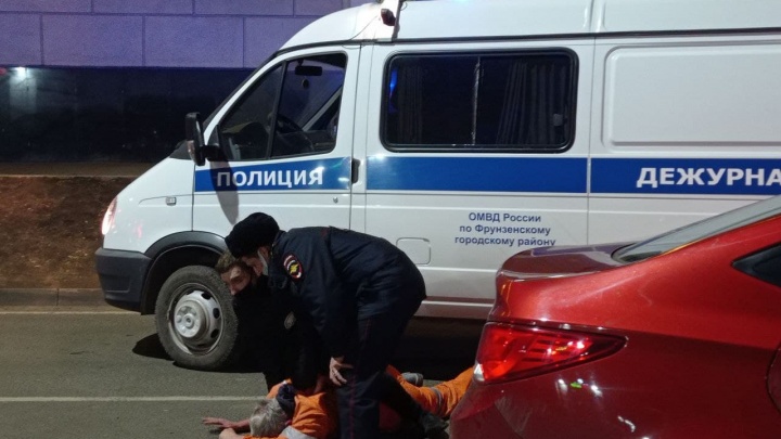 Скрутили прямо на дороге: в Ярославле задержали водителя, проехавшего по встречке