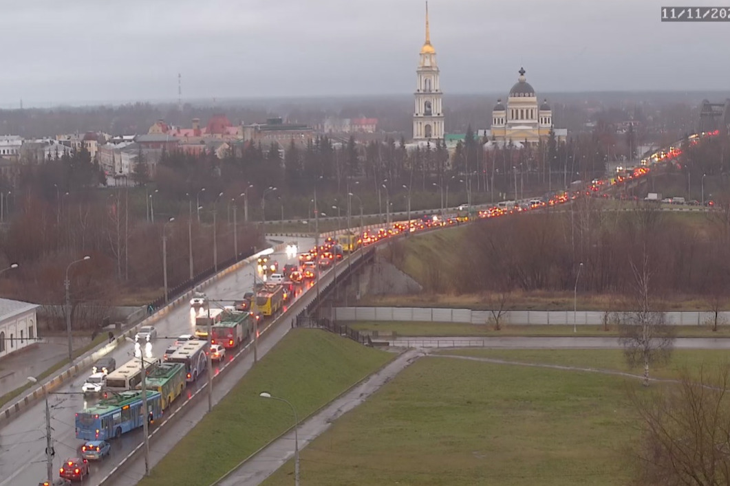 Авария парализовала движение по мосту Авария парализовала движение по мосту