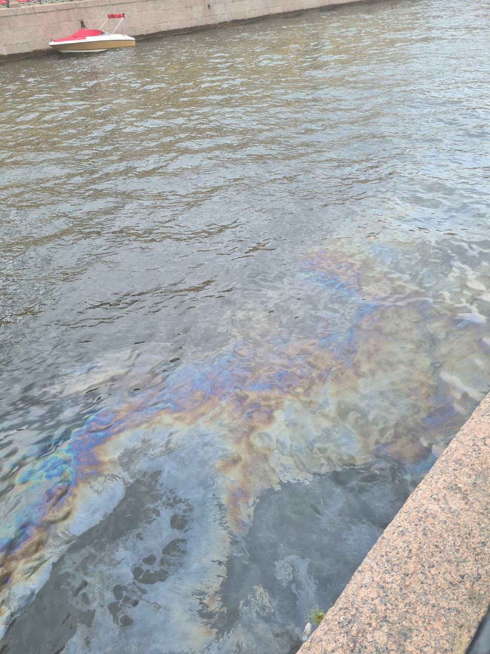 Радужное пятно растянулось на поверхности Мойки в Петербурге