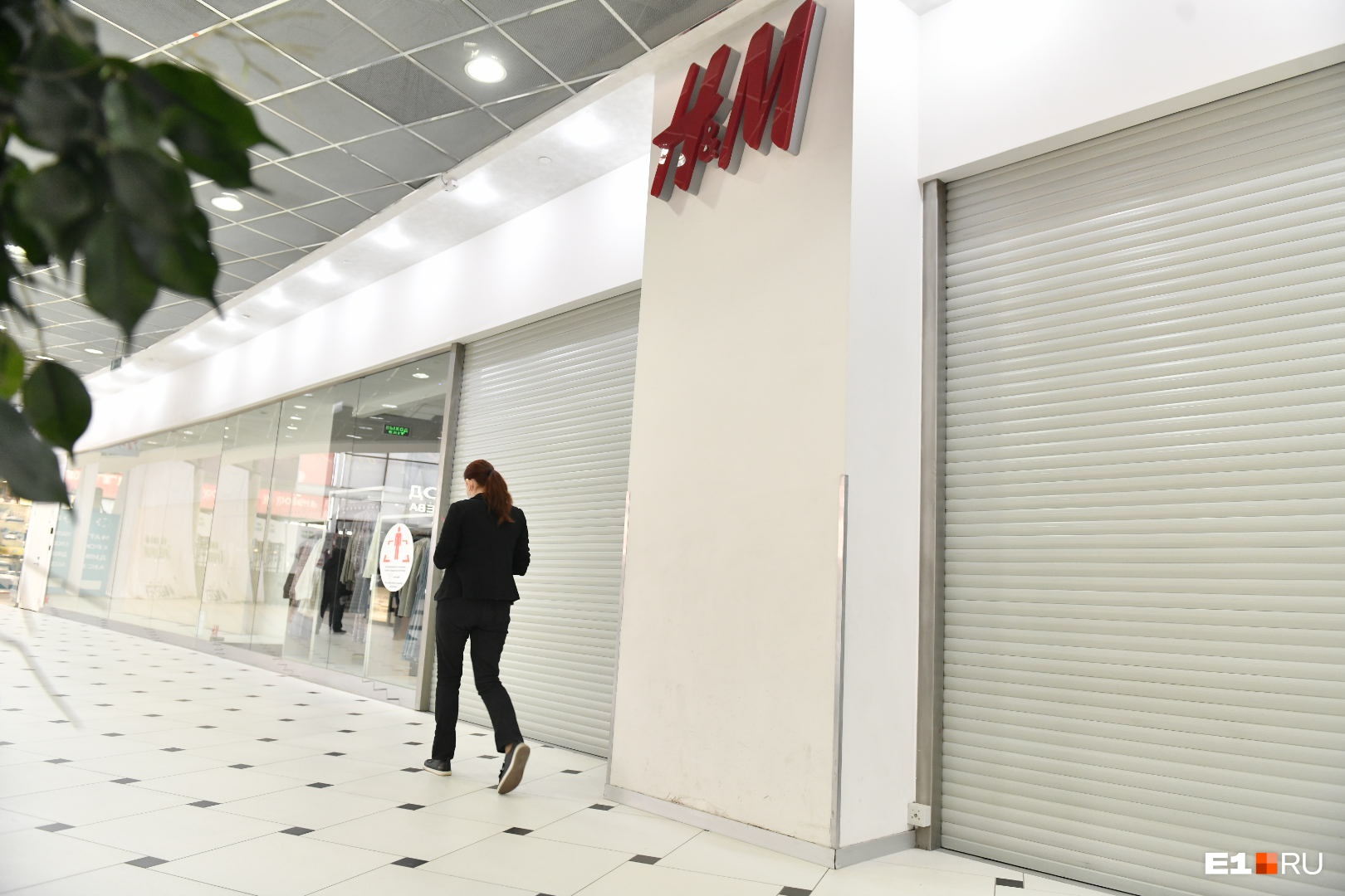 Закрытый н. Закрытый h&m в галерее. H&M Екатеринбург закрыт. Закрытые магазины. H M В Екатеринбурге.