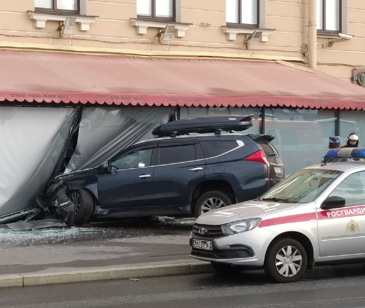 Утро без кофе. На набережной Невы водитель прямо сквозь стекло въехал в  закрытый ресторан | 25.08.2022 | Санкт-Петербург - БезФормата