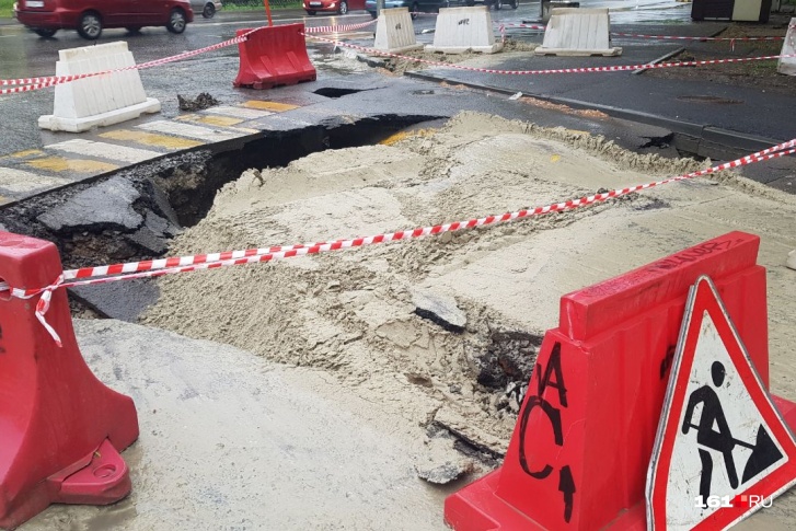 К вечеру из провала вытащили автомобиль