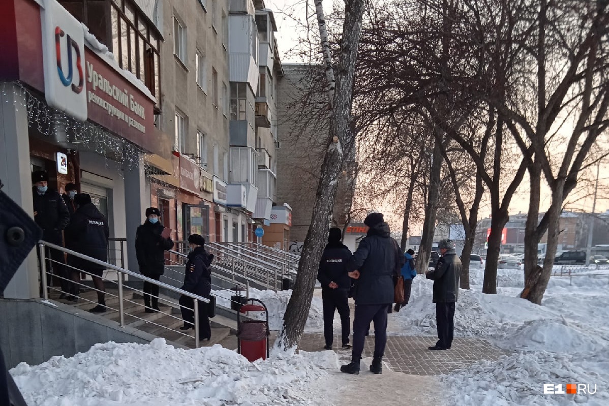 «Двое наставили пистолет на кассира». В Екатеринбурге ограбили отделение банка УБРиР