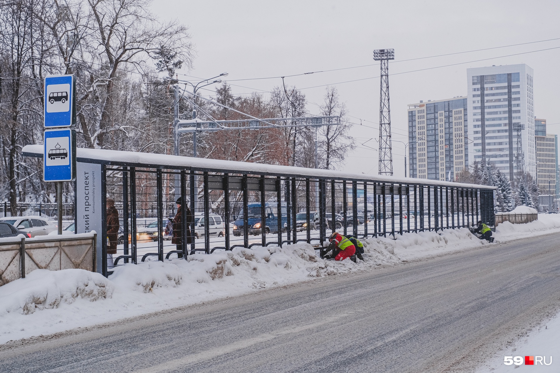 Сейчас рабочие продолжают монтаж конструкций. Уже установлены каркас, крыша и лавочки Сейчас рабочие продолжают монтаж конструкций. Уже установлены каркас, крыша и лавочки