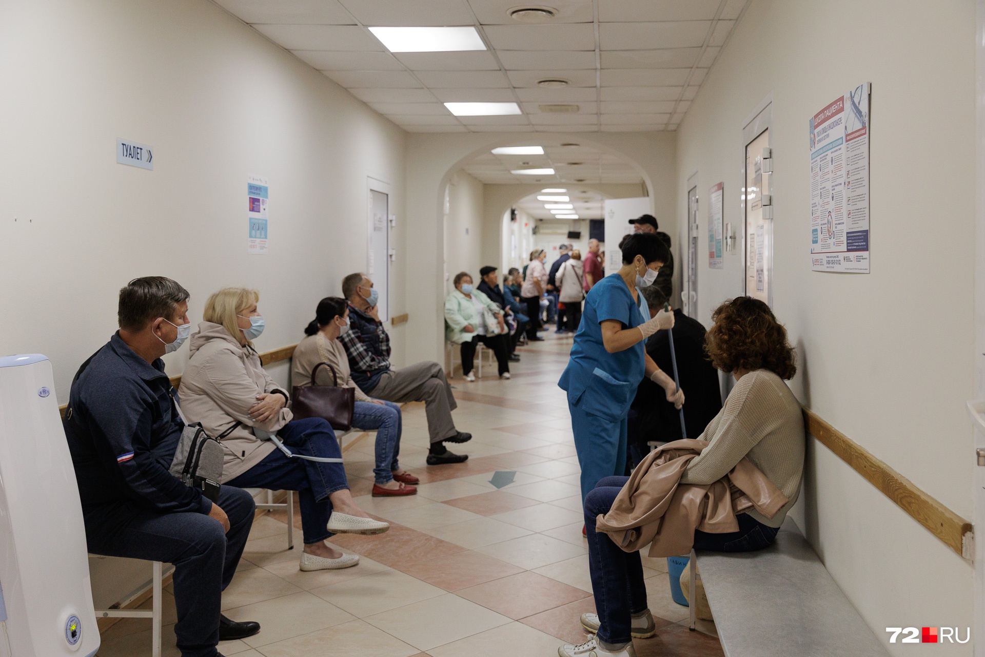 В коридорах правда много людей, но они все либо к узким специалистам, либо на повторный прием к терапевту В коридорах правда много людей, но они все либо к узким специалистам, либо на повторный прием к терапевту