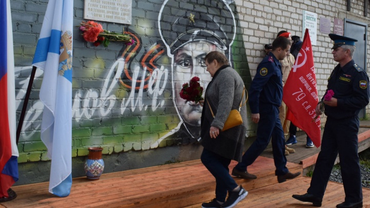 В Карпогорах по уголовному делу осудили мужчину, изрисовавшего баллончиком граффити с героем ВОВ