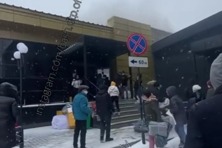 Люди заметили дым над крышей Люди заметили дым над крышей