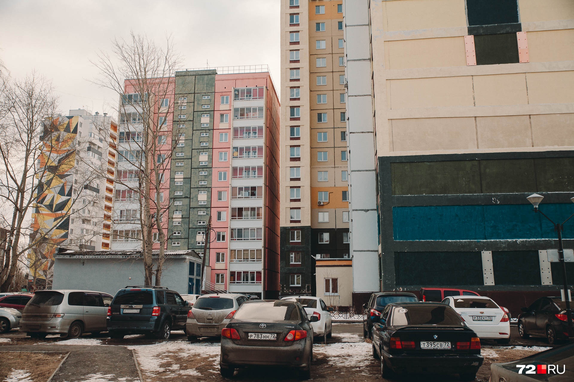 Часть домов имеет очень странную расцветку. Это мог бы быть ЖК «Ново-Патрушево» версии <nobr class="_">90-х</nobr> Часть домов имеет очень странную расцветку. Это мог бы быть ЖК «Ново-Патрушево» версии <nobr class="_">90-х</nobr>