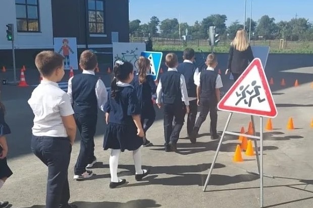 Ученики школы <nobr class="_">№ 84</nobr> учат правила дорожного движения
