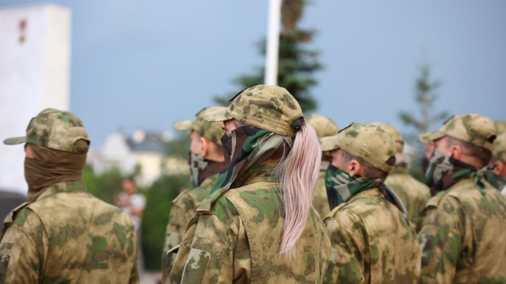 «Первый раз в армии». Две женщины-добровольца из Тюменской области подписали контракт