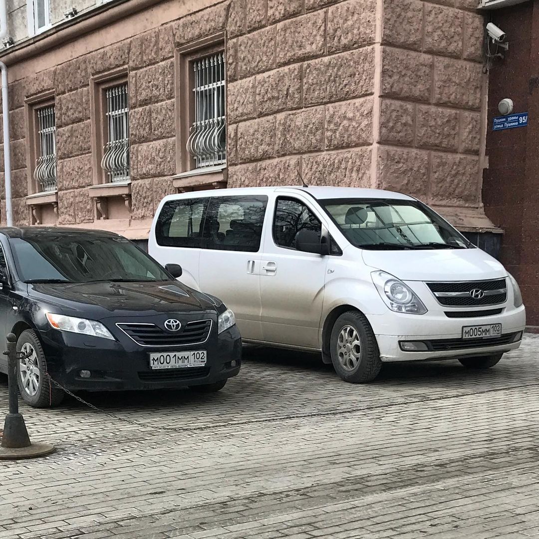 Вот тот самый минюстовский Hyundai рядом с уже знакомой нам японской иномаркой Вот тот самый минюстовский Hyundai рядом с уже знакомой нам японской иномаркой