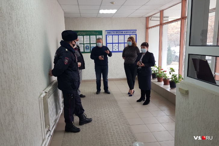 К зданию Роспотребнадзора уже прибыла машина Росгвардии К зданию Роспотребнадзора уже прибыла машина Росгвардии