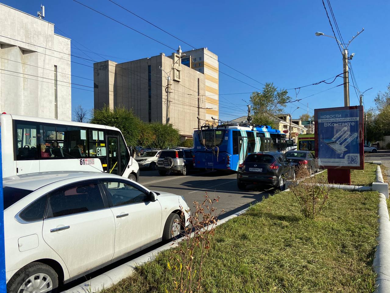 Троллейбус встал посреди проезжей части в Чите из-за падения пассажира