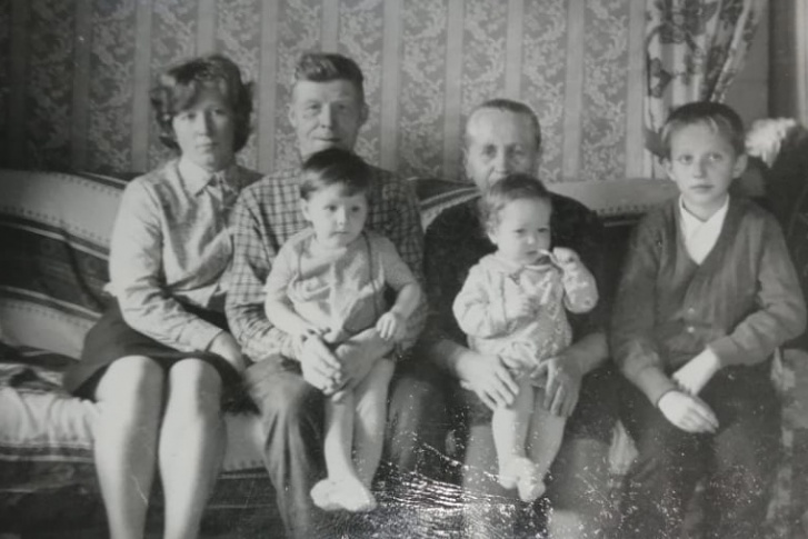 Павел Степанчев с женой, дочерью Верой и внуками
