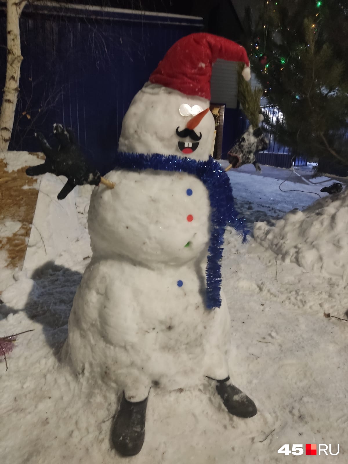 Снеговик с усами Пуаро