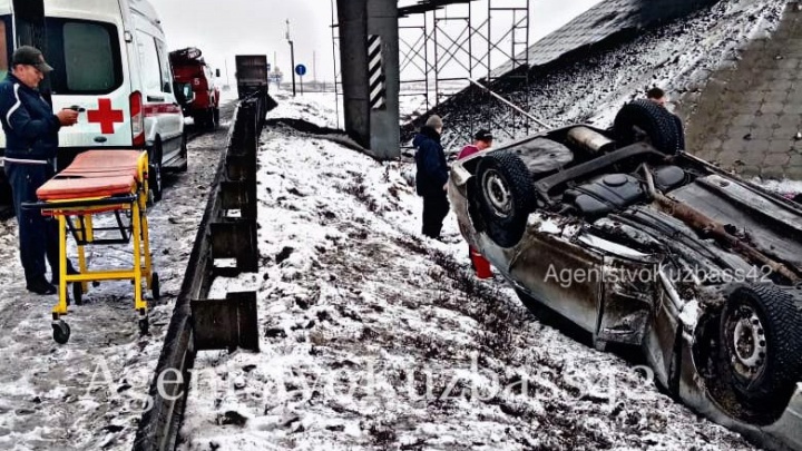 Машина перевернулась и улетела в кювет: фото с места аварии в Кузбассе
