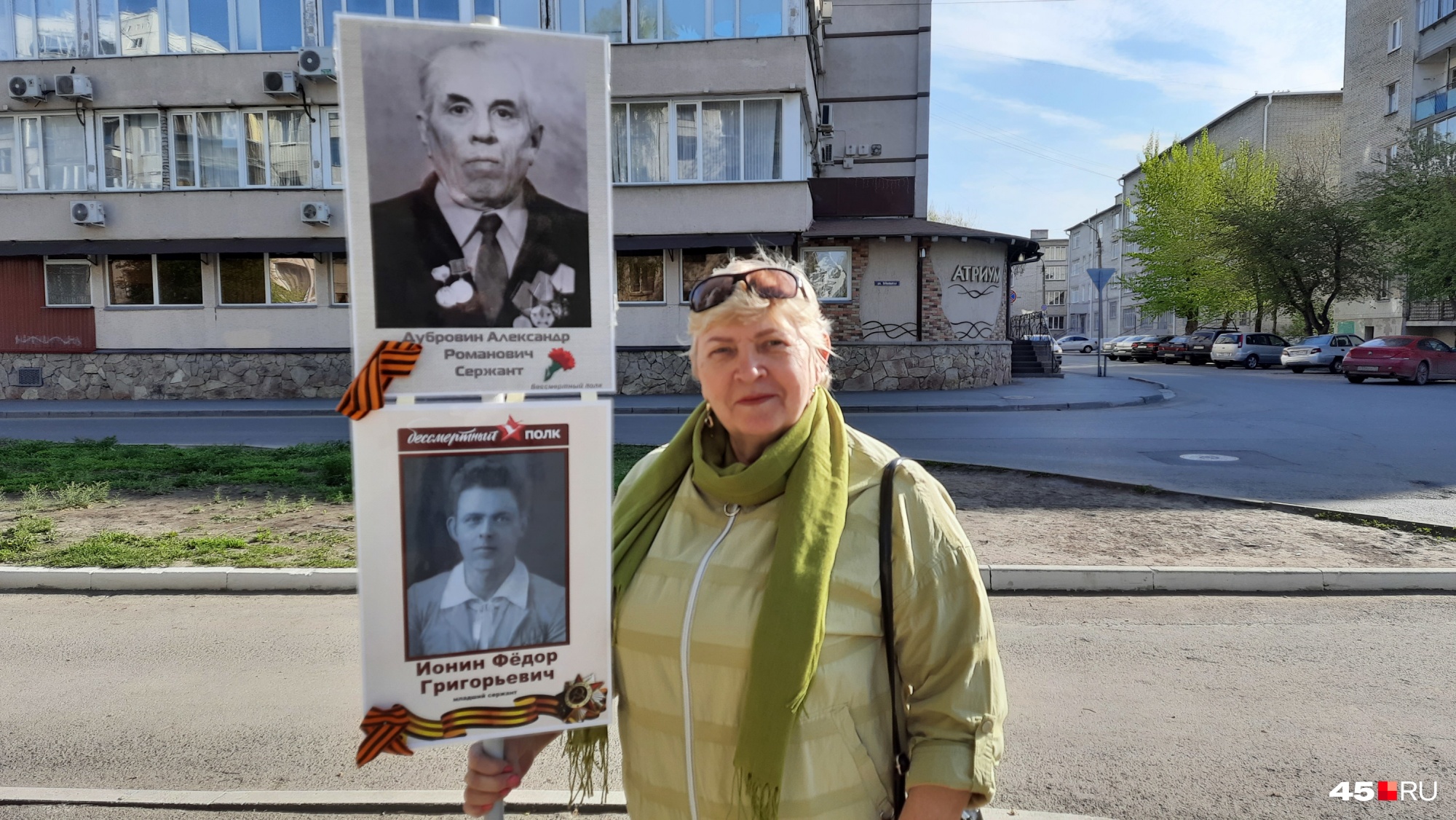 Жительница Кургана несет портреты дедушек Жительница Кургана несет портреты дедушек