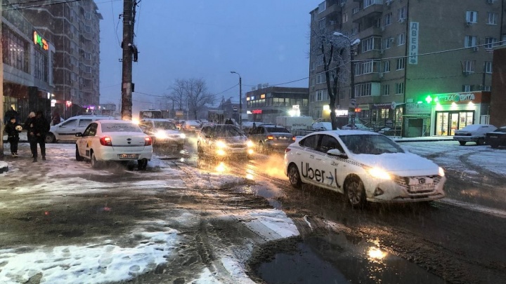 В Краснодаре скопились 10-балльные пробки во время снегопада