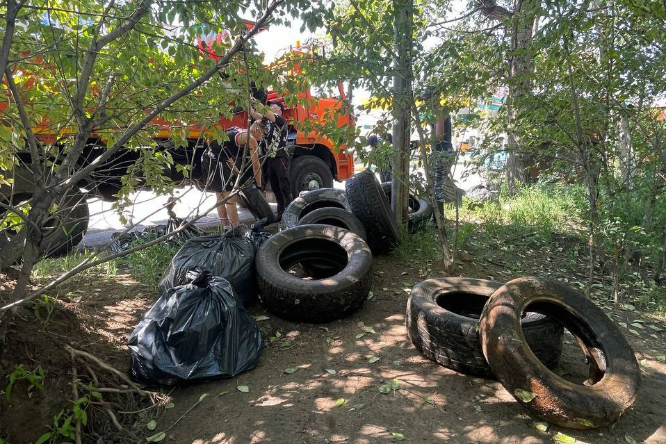 КАМАЗ мусора достали из реки участники субботника в Чите