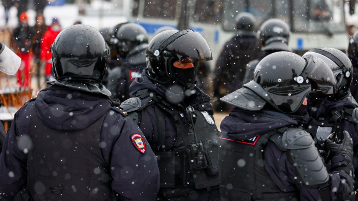 Суд оправдал красноярку, вышедшую на площадь Революции с плакатом против спецоперации