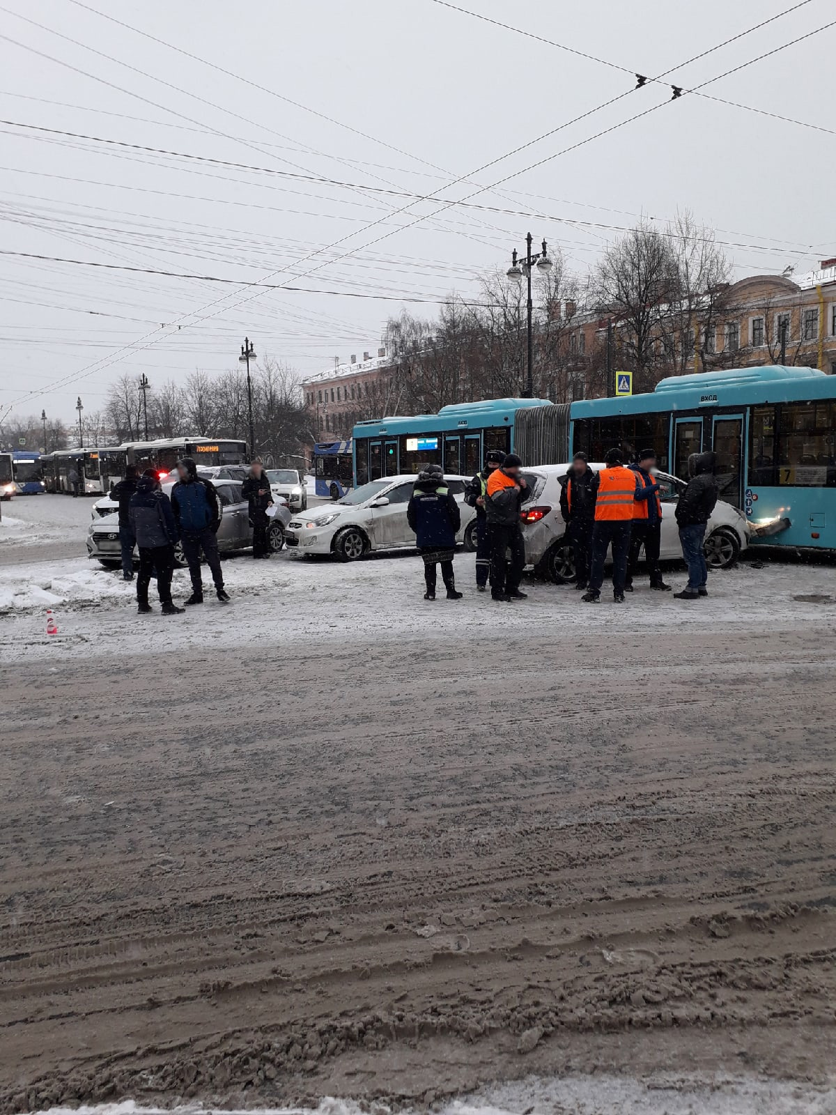 Чп в спб за сутки. Авария с маршруткой на Васильевском острове. Затор на дороге. Авария на Васильевском острове в 7 часов утра.