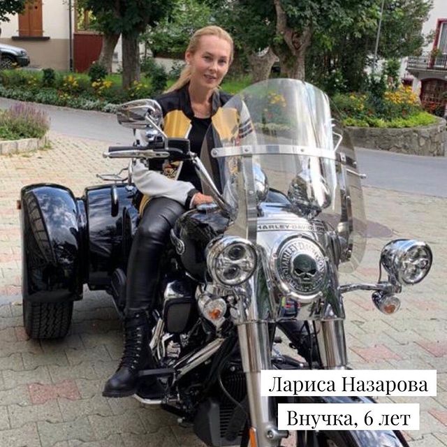 Лариса Назарова на одном из своих мотоциклов