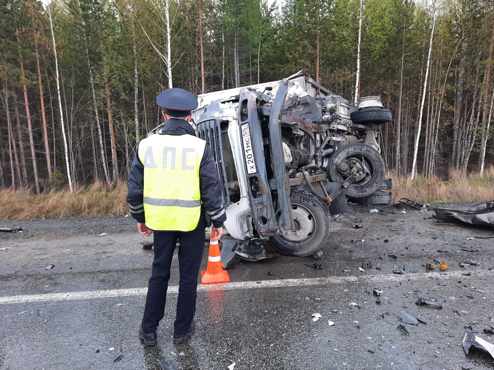 Пассажир KIA и водитель грузовика сильно не пострадали Пассажир KIA и водитель грузовика сильно не пострадали