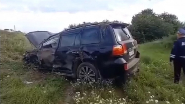 «И «Крузак» ушатала, и человека ушатала»: полиция опубликовала видео с водителем внедорожника, врезавшегося в хэтчбек на Качугском тракте