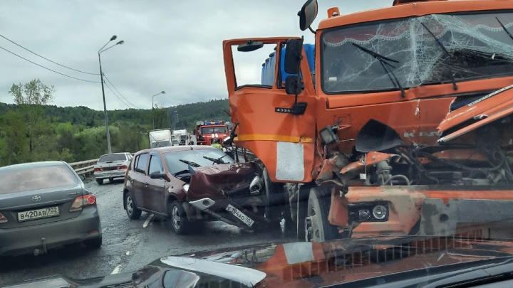 Трасса М-5 в Челябинской области встала в пробку из-за крупного ДТП с участием большегрузов и Renault