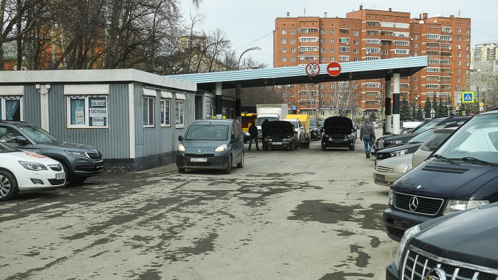 В Екатеринбурге закрылся главный пункт выдачи номеров: куда теперь ехать за регистрацией