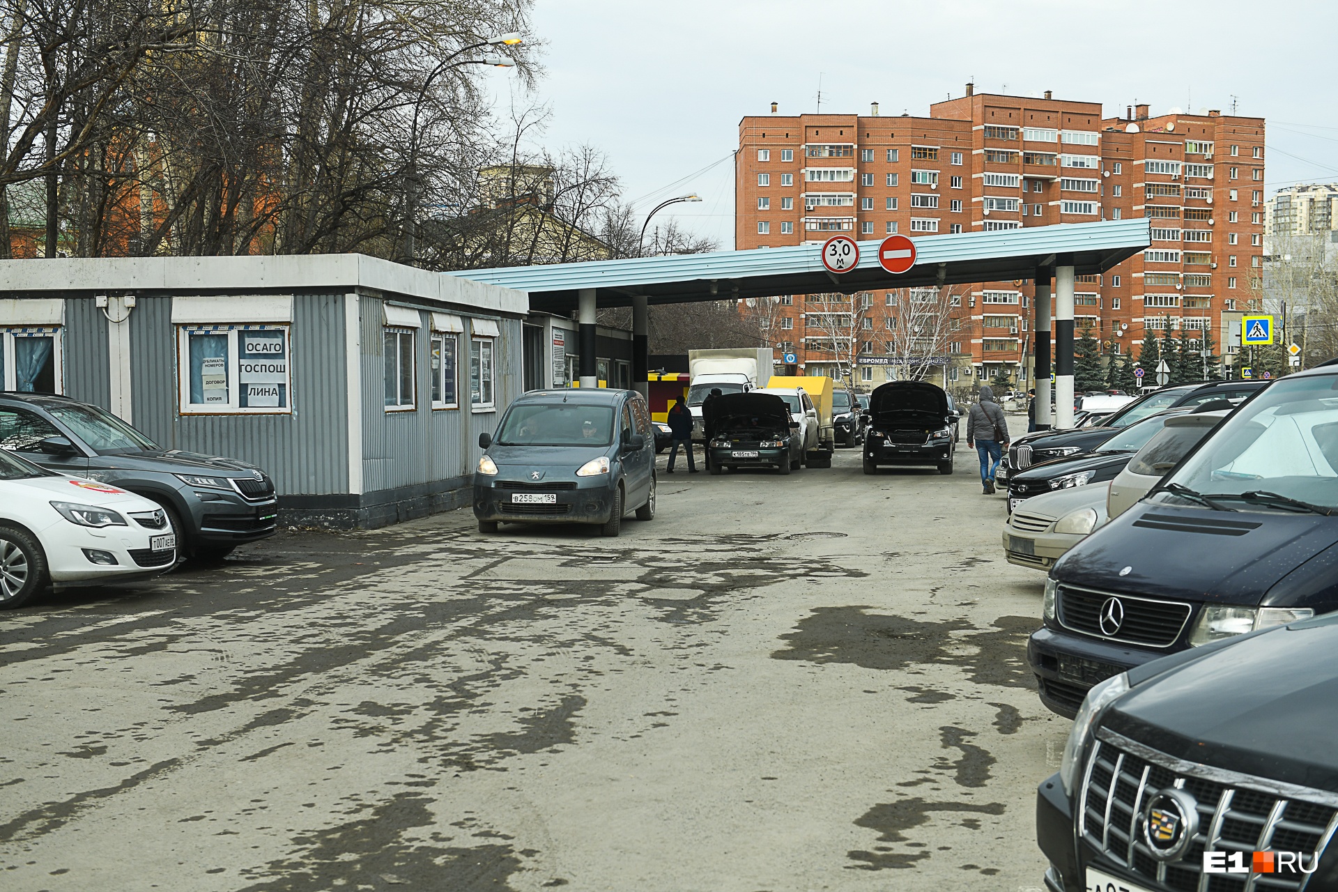 В Екатеринбурге решили закрыть главный пункт выдачи автономеров. Прокуратуру попросили вмешаться